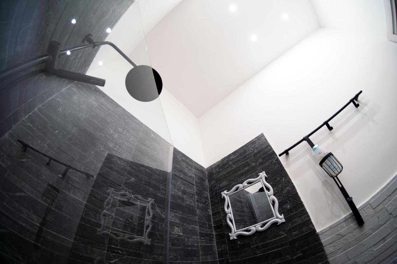 Central Monkey House Apartment เนเปิลส์ ภายนอก รูปภาพ